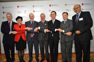 Group hand-shake after MOU signing by Prof Frank Gannon (Director and CEO, QIMR Berghofer, 3rd left) and Prof Gabriel M Leung (Dean, Li Ka Shing Faculty of Medicine, HKU, 3rd right) in the presence of the Governorof Queensland (middle) and other witnesses